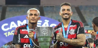 Wesley e Danilo posam com o troféu da Taça Guanabara 2025