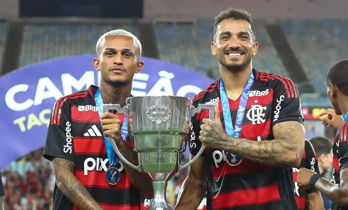 Wesley e Danilo posam com o troféu da Taça Guanabara 2025