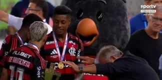 Zico entrega troféu a Gerson, Arrascaeta e Bruno Henrique