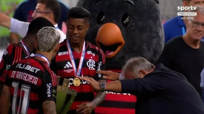 Zico entrega troféu a Gerson, Arrascaeta e Bruno Henrique