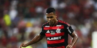 Alex Sandro em campo pelo Flamengo contra o Juventude