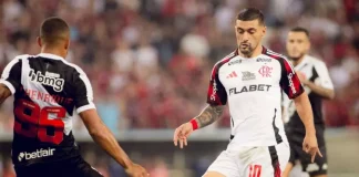 Arrascaeta em campo pelo Flamengo contra o Vasco