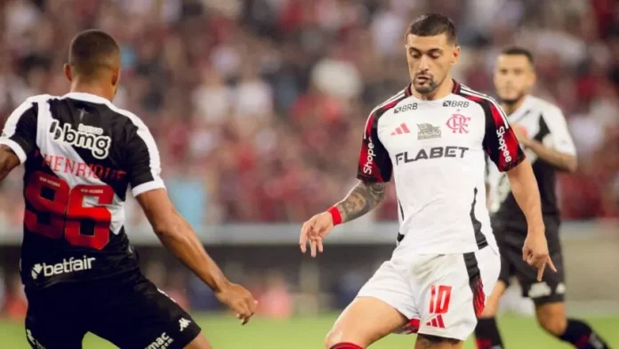 Arrascaeta em campo pelo Flamengo contra o Vasco