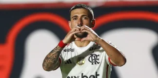 Arrascaeta comemora gol do Flamengo contra o Vitória no Barradão