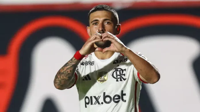Arrascaeta comemora gol do Flamengo contra o Vitória no Barradão