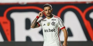 Arrascaeta comemora gol do Flamengo contra o Vitória no Barradão