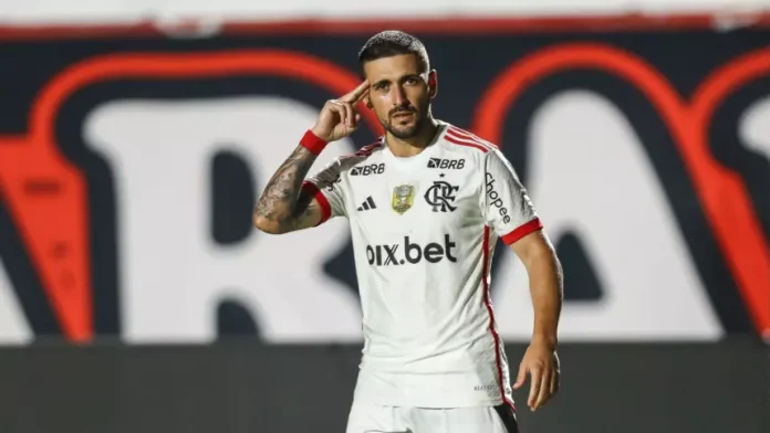 Arrascaeta comemora gol do Flamengo contra o Vitória no Barradão