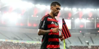 Arrascaeta em campo pelo Flamengo contra o Juventude