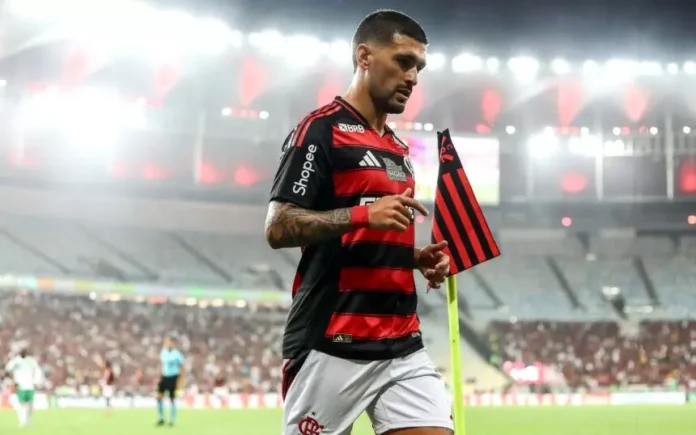 Arrascaeta em campo pelo Flamengo contra o Juventude