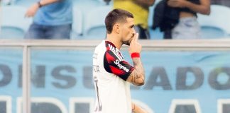 Arrascaeta comemora o gol do Flamengo contra o Grêmio