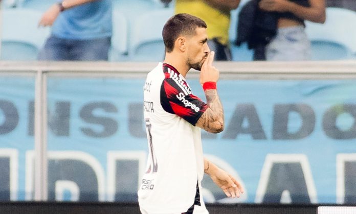 Arrascaeta comemora o gol do Flamengo contra o Grêmio