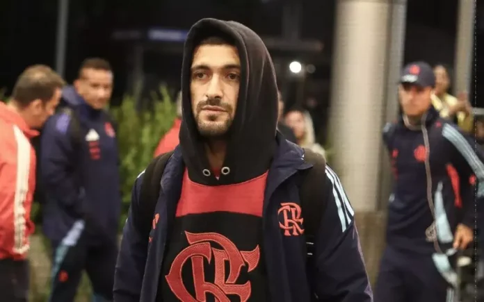 Arrascaeta em viagem pelo Flamengo para confronto contra a LDU pela Libertadores