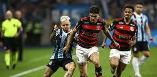 Ayrton Lucas e Allan em campo pelo Flamengo contra o Grêmio
