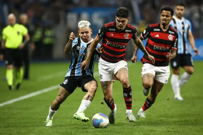 Ayrton-Lucas-Allan-Soteldo-Flamengo-Gremio-2024 Ayrton Lucas e Allan em campo pelo Flamengo contra o Grêmio