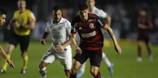 Ayrton Lucas em campo pelo Flamengo contra o Santos