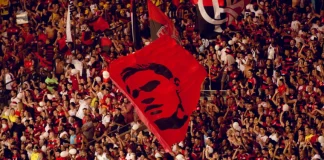 Torcida do Flamengo com a bandeira do artilheiro Pedro