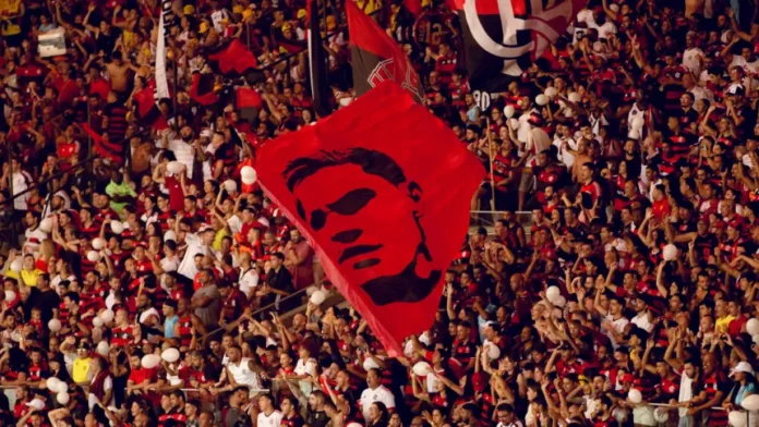 Torcida do Flamengo com a bandeira do artilheiro Pedro