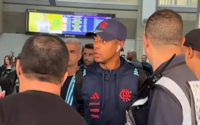 Bruno Henrique em desembarque do Flamengo