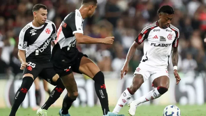 Bruno Henrique em campo pelo Flamengo contra o Vasco