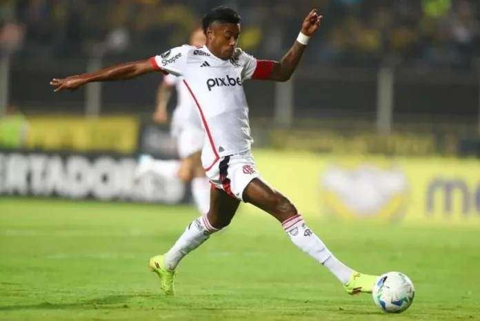 Bruno Henrique em campo pelo Flamengo contra o Deportivo Táchira