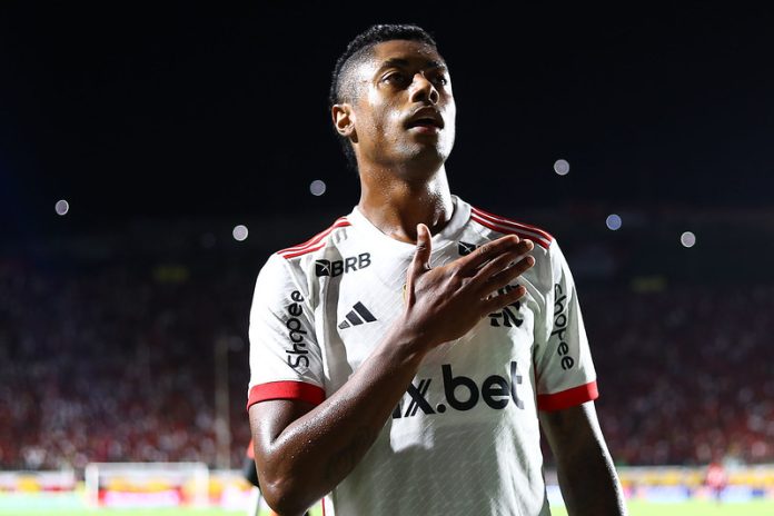 Bruno Henrique marca para o Flamengo que bate o Vitória no Barradão