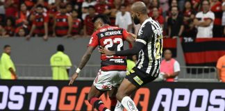 Bruno Henrique em campo pelo Flamengo contra o Santos