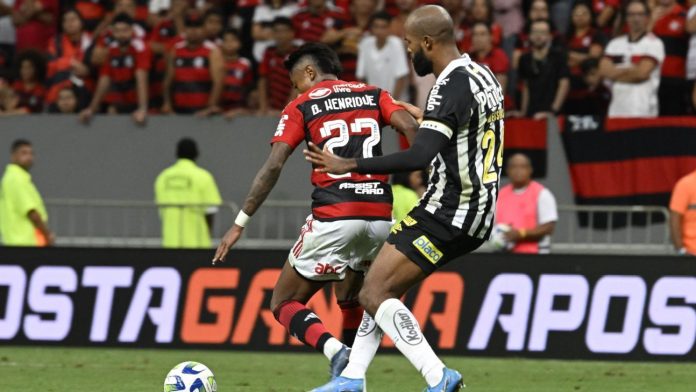 Bruno Henrique em campo pelo Flamengo contra o Santos