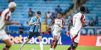 Bruno Henrique em campo pelo Flamengo na vitória contra o Grêmio
