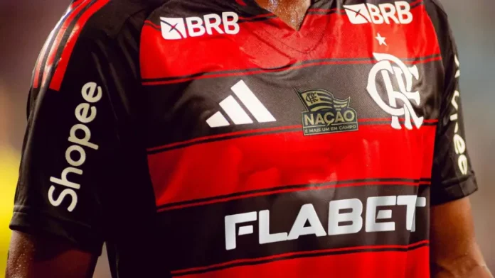 Patch da Nação Rubro-Negra na camisa do Flamengo