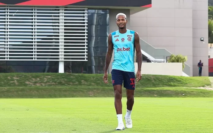 Zagueiro Cleiton em treino do Flamengo no Ninho do Urubu