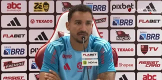 Danilo em entrevista coletiva no Ninho do Urubu