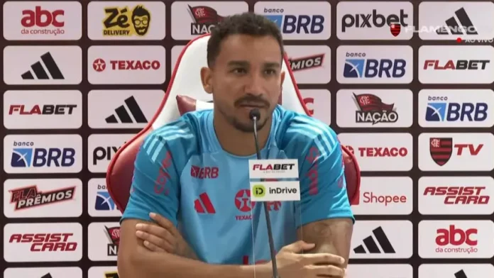 Danilo em entrevista coletiva no Ninho do Urubu