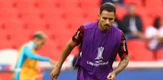 Danilo aquecendo antes do confronto entre Flamengo x LDU pela Libertadores