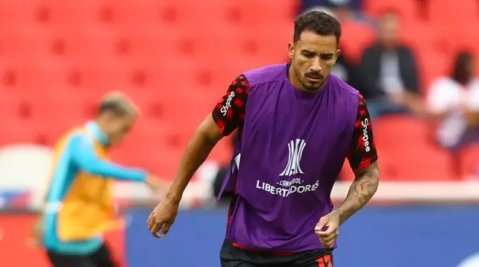 Danilo aquecendo antes do confronto entre Flamengo x LDU pela Libertadores