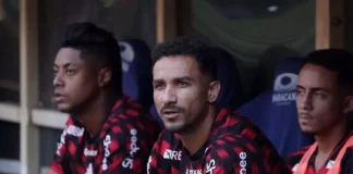 Danilo cantando música da torcida do Flamengo no banco de reservas