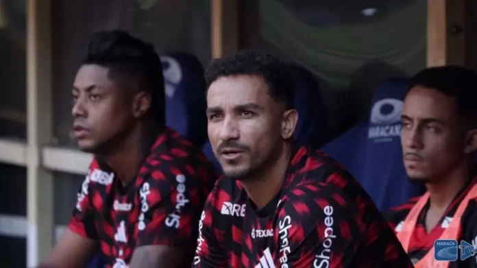 Danilo cantando música da torcida do Flamengo no banco de reservas
