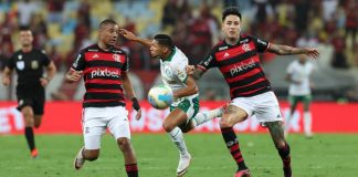 De la Cruz e Pulgar em campo pelo Flamengo contra o Palmeiras em 2024