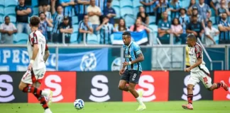 Edenilson em campo na derrota do Gêmio para o Flamengo