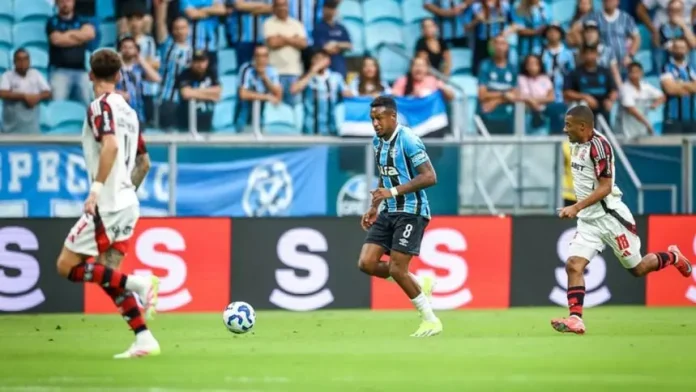 Edenilson em campo na derrota do Gêmio para o Flamengo