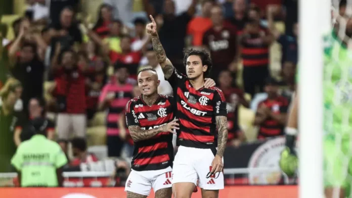 Everton Cebolinha e Pedro comemoram mais um gol pelo Flamengo