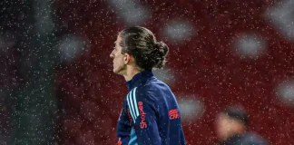 Filipe Luís na beira do campo no jogo entre LDU e Flamengo