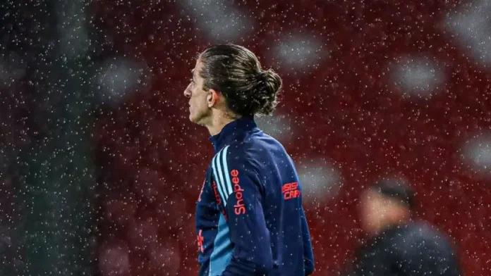Filipe Luís na beira do campo no jogo entre LDU e Flamengo