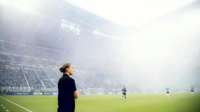 Filipe Luís em campo na vitória do Flamengo sobre o Grêmio