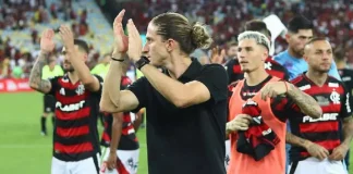 Filipe Luís e os jogadores do Flamengo saúdam a torcida