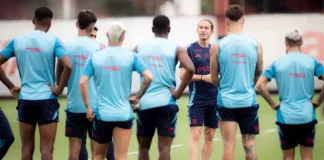 Filipe Luís e jogadores em treino do Flamengo