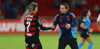 Luiz Araújo e o técnico Filipe Luís, após o empate sem gols entre Flamengo e LDU