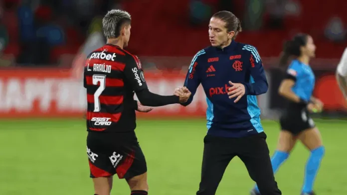 Luiz Araújo e o técnico Filipe Luís, após o empate sem gols entre Flamengo e LDU