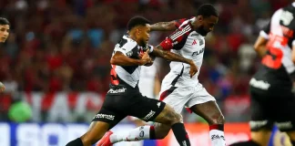 Gerson em campo pelo Flamengo contra o Vasco