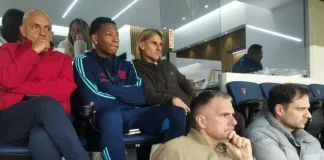 Gonzalo Plata e Beccacece assistem ao jogo entre LDU x Flamengo pela Libertadores