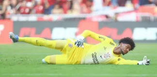 Hugo Souza em campo pelo Corinthians contra o Flamengo